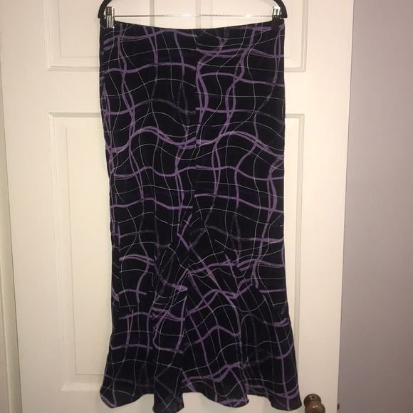 Cute black & purple ruffle skirt - Picture 3 of 5